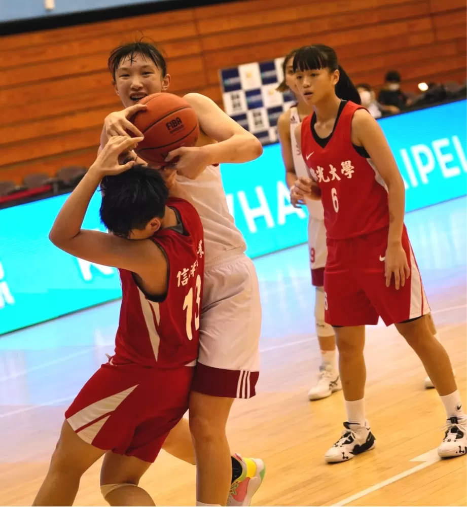 文化186中鋒趙云楓與佛大球員搶球互不讓。