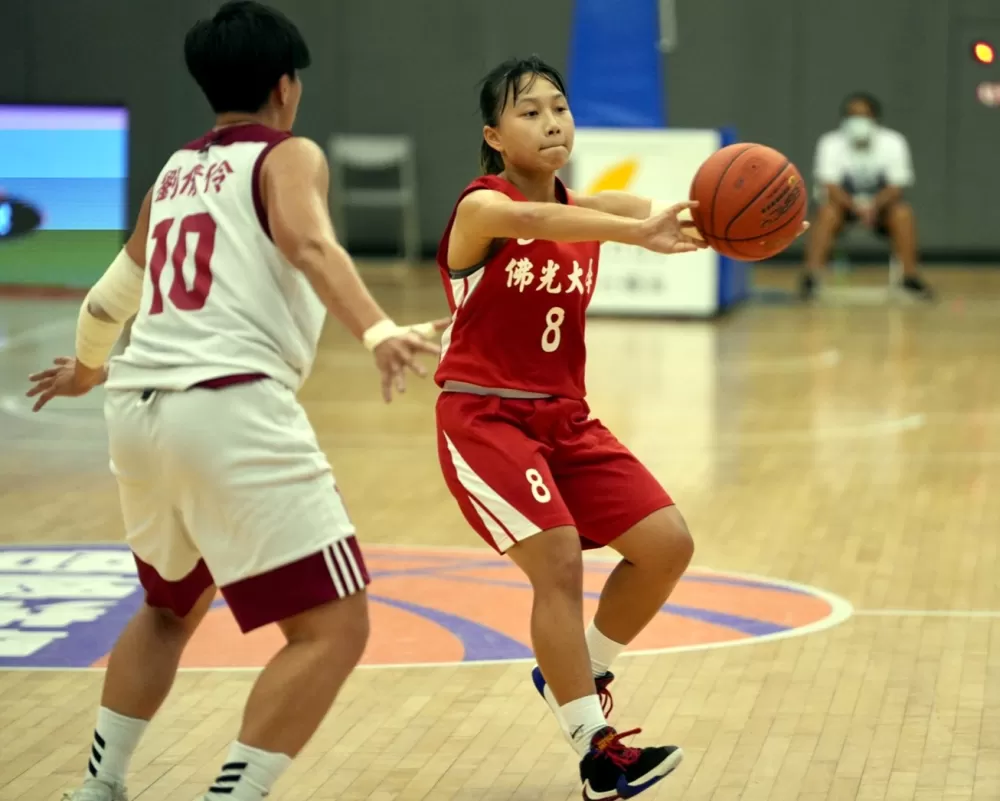 佛大梁瑜玲第一時間穿越橫向傳球。
