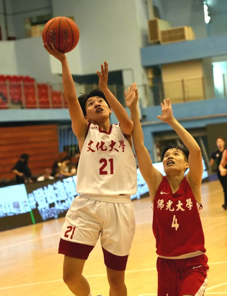 文化陳孟欣（左）切入上籃。