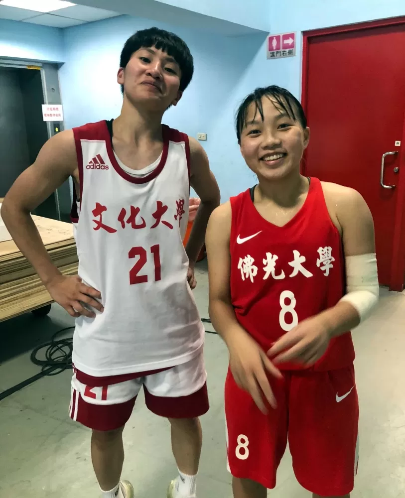 11年來「麻吉」首度化友為敵，文化陳孟欣（左）、佛大梁瑜玲假裝不爽。