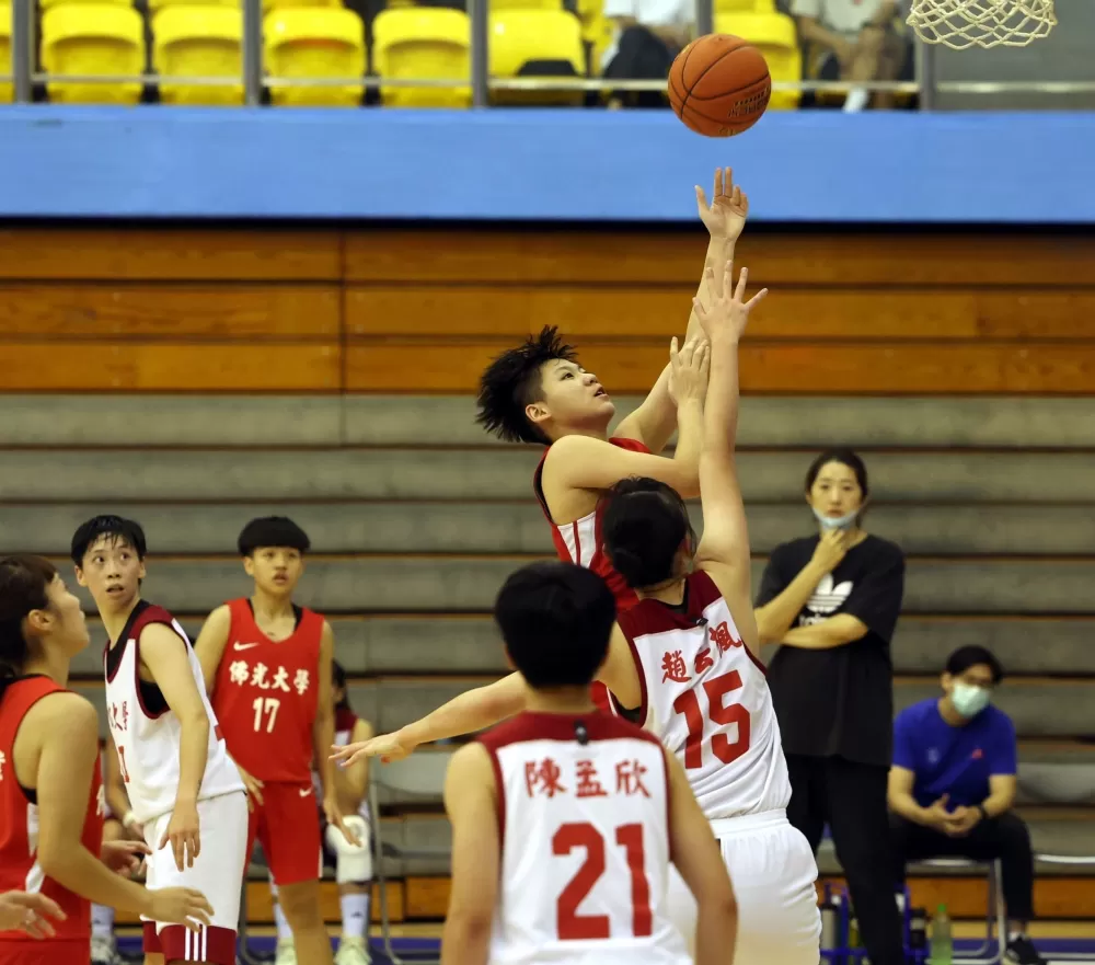 佛光大一菜鳥陳佩伊左手小天鉤。　　