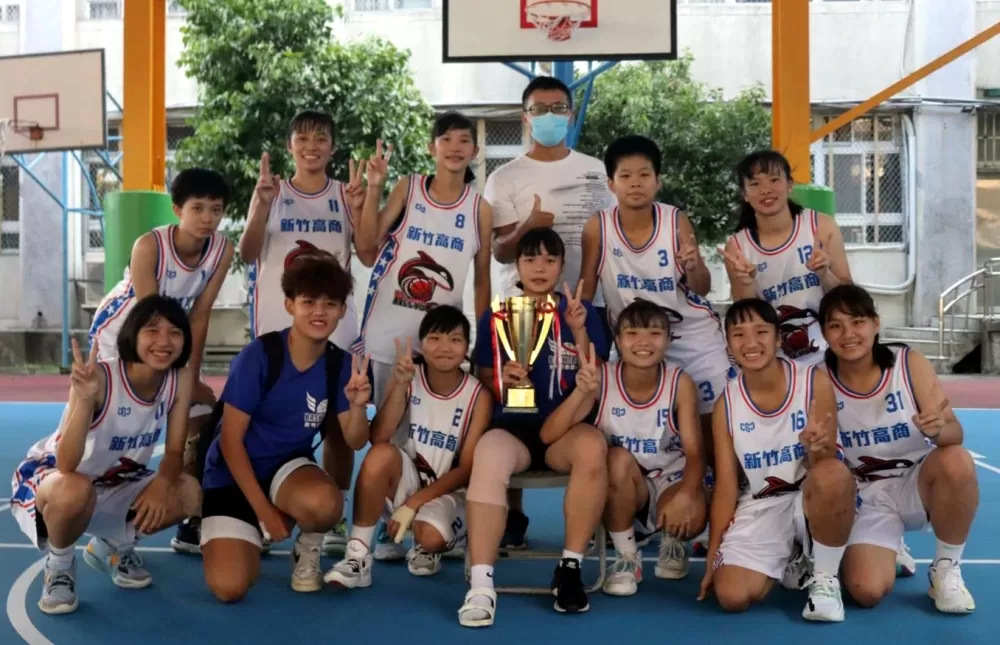 竹商與冠軍盃為伍。