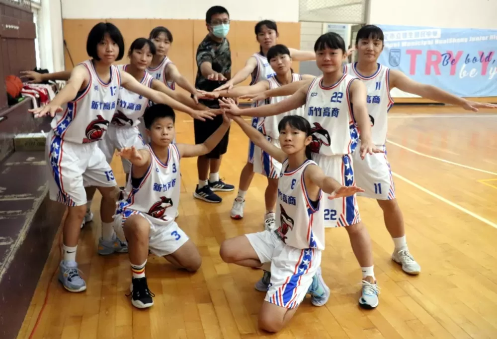 竹商的傳統贏球慶祝模式。大會提供。下同。