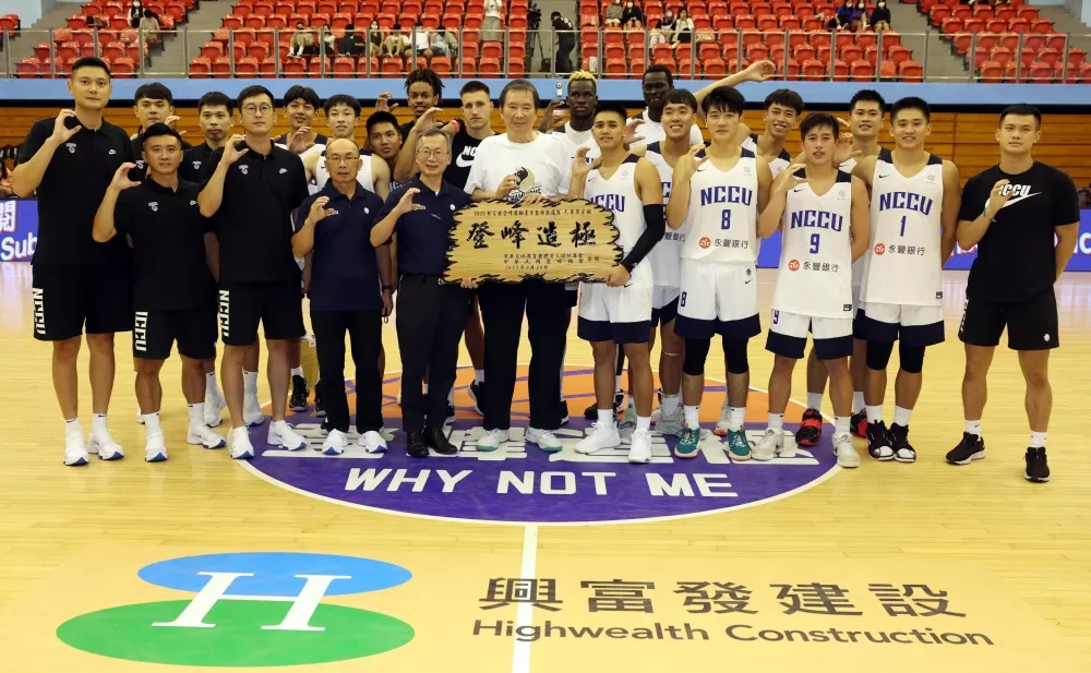 政大5連勝輕鬆二連霸，新外援莫巴耶（後排中右）的貢獻不小。