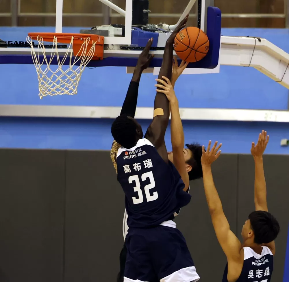 政大新外籍生高布瑞籃下強勢攻防。