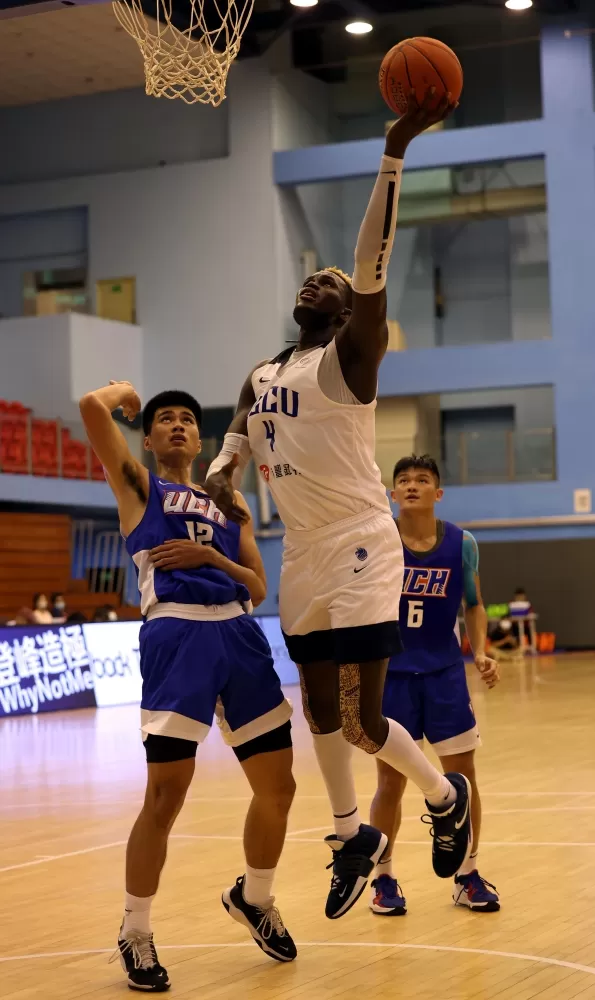 政大5連勝輕鬆二連霸，新外援莫巴耶突破切入挑籃如入無人之境。