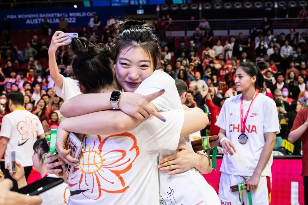 睽違28年一樣在澳洲雪梨，中國又獲亞軍球員互擁樂不可支。取自FIBA官網。下同。