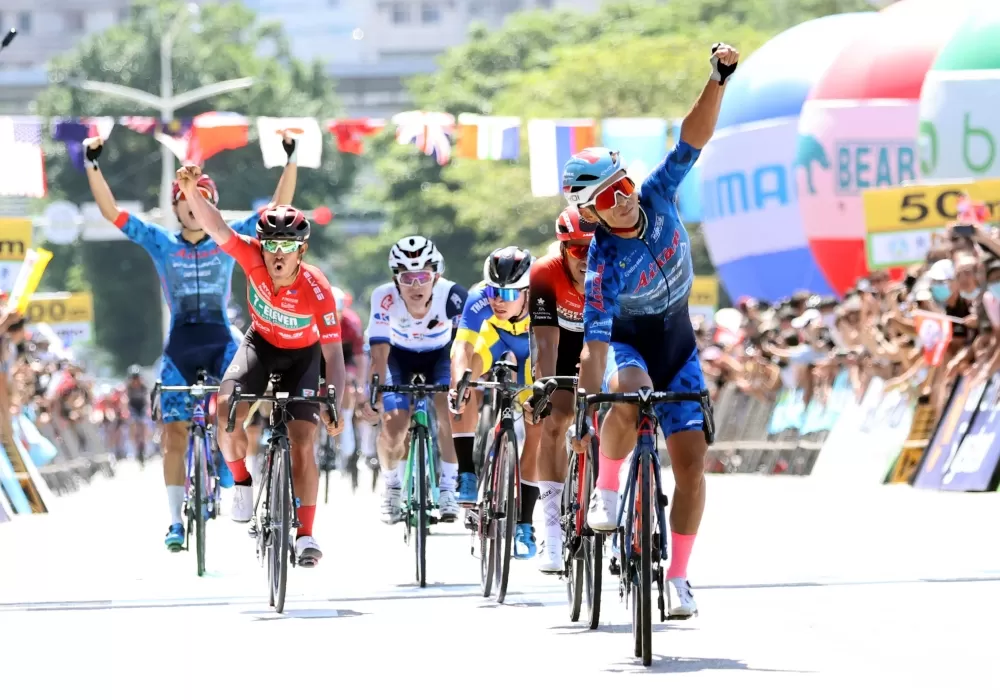 日本愛三工業隊岡本隼(前)繼2018年後再登頂,黃衫綠衫藍衫一把抓。中華民國自由車協會提供。下同。