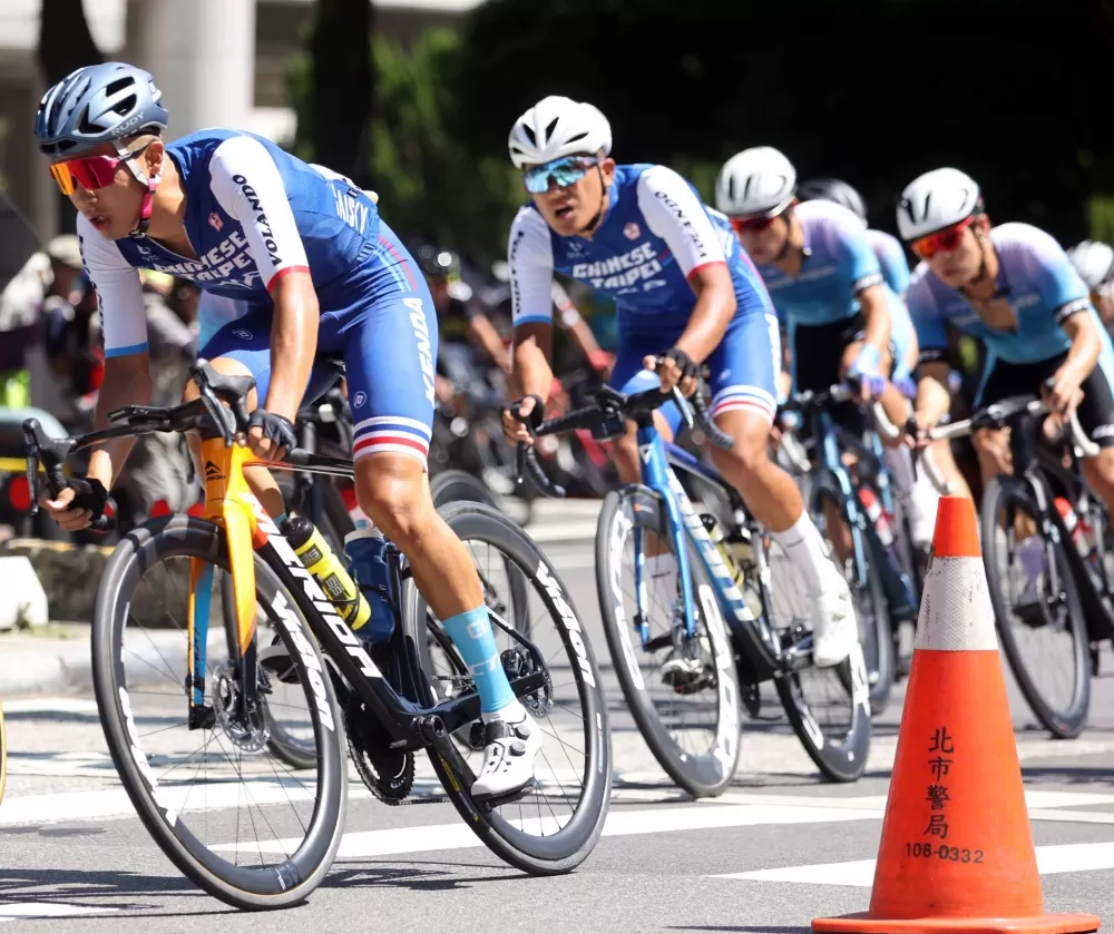 中華隊杜志濠（前）。