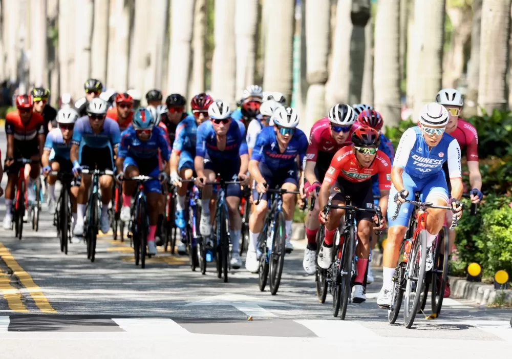 馮俊凱（前）衝刺王暫居第二總排第三。