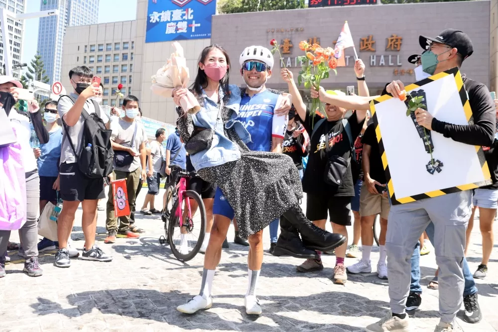 黃文忠求婚成功後來個公主抱。林嘉欣/攝影。