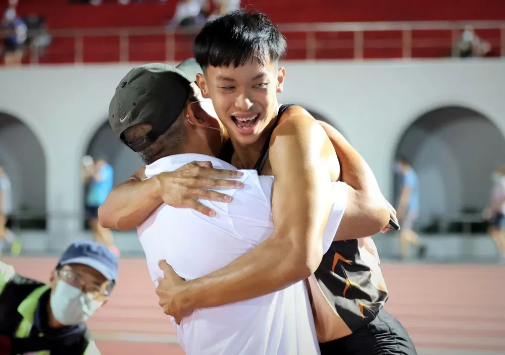 黃正琦破全國後和教練葉健銘激動相擁。游志皓／攝影。