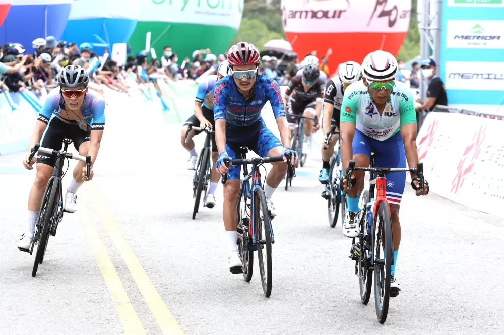 中華隊馮俊凱（右）搶下亞洲第一藍衫。