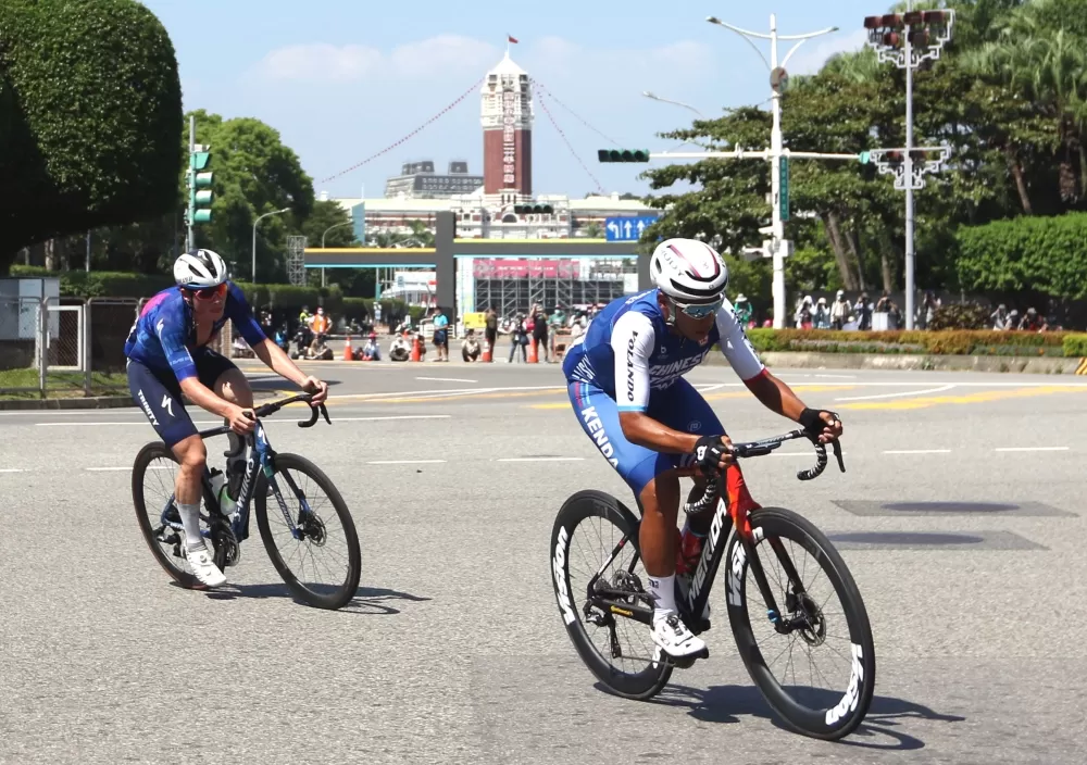 馮俊凱（前）。