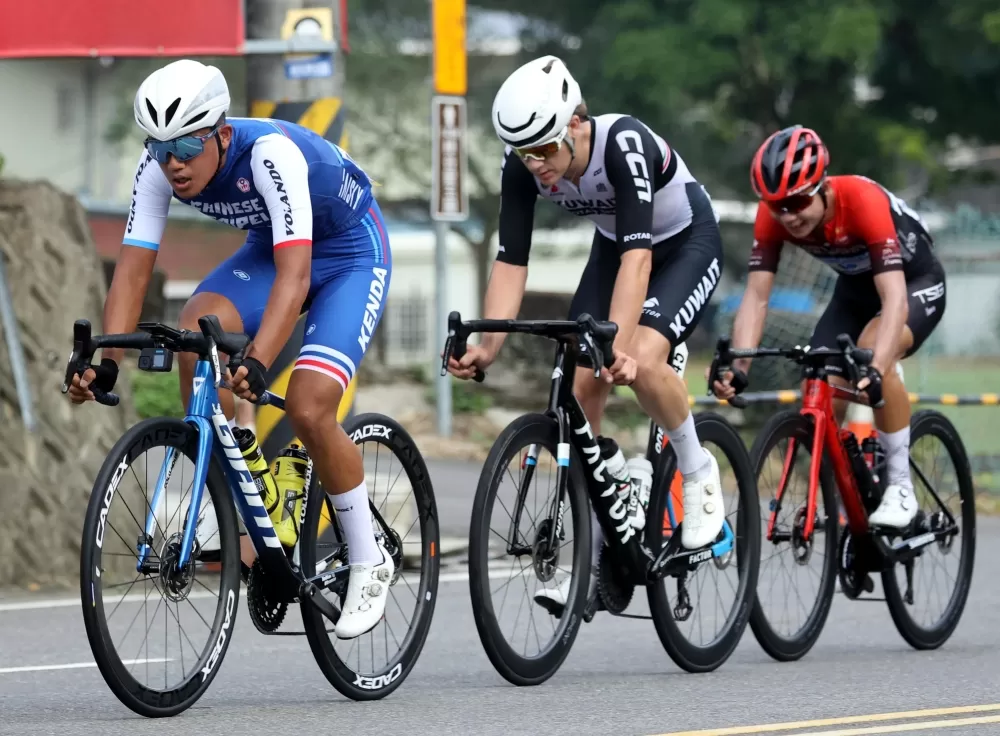 中華隊環台賽菜鳥李廷威（前）表現稱職。