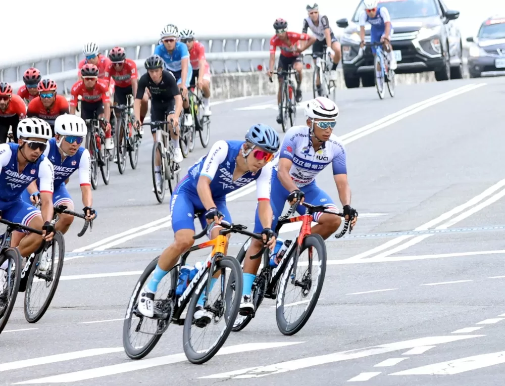 馮俊凱（前右）帶著中華隊奮力拼搏。