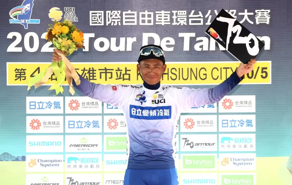 馮俊凱連穿三天藍衫。