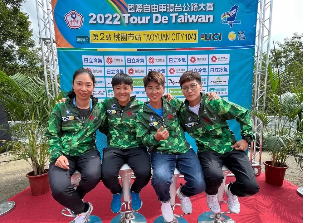 黃合旬(左起)、周佩霓、李璇、潘惠清擔任環台賽駕駛。中華民國自由車協會提供。