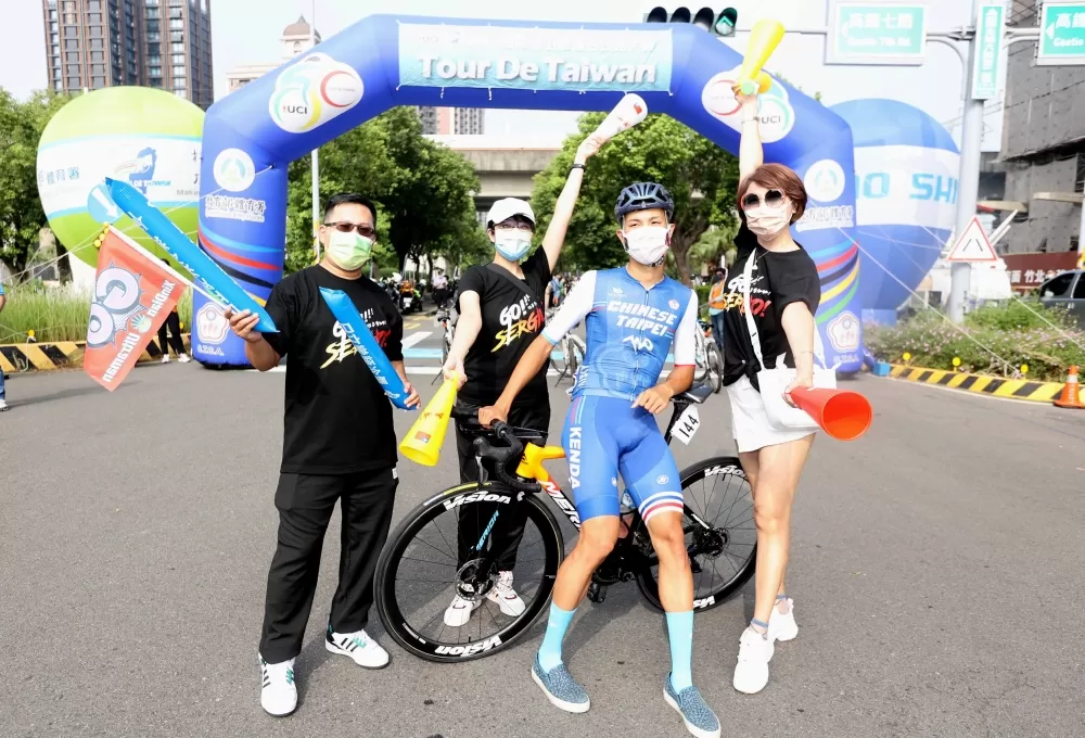 杜媽媽（右）到場為杜志濠加油。