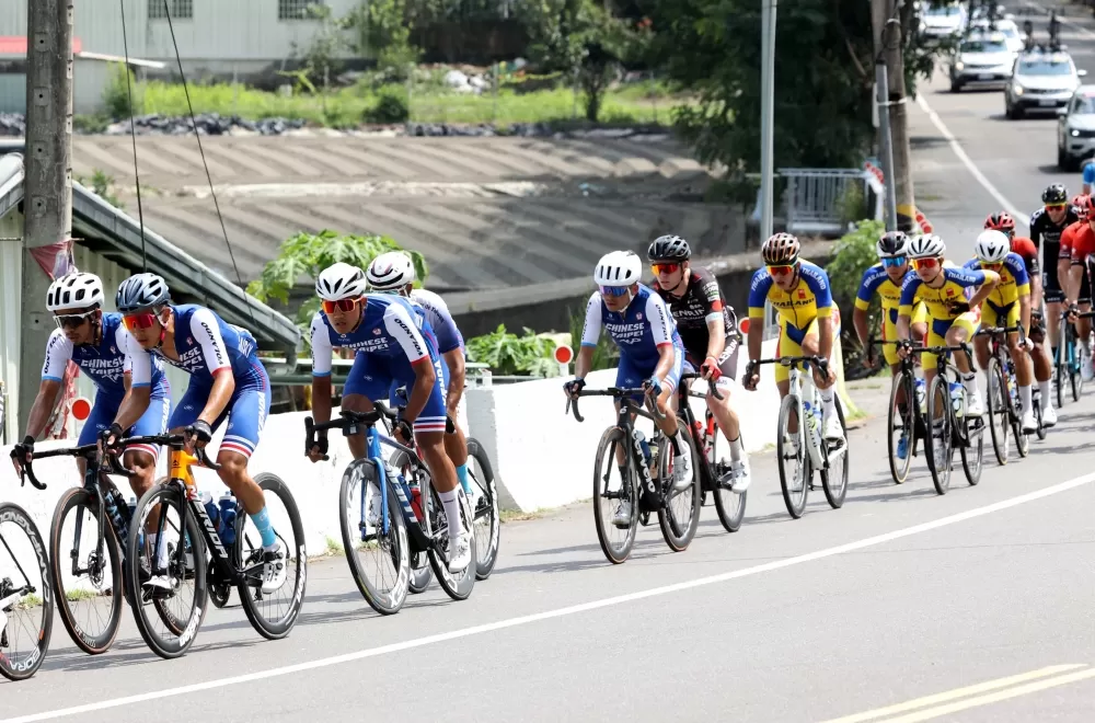 杜志濠（左二）。