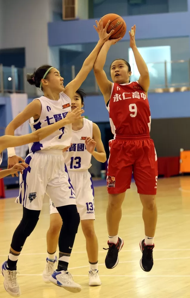 曾7度封后的七賢國女籃(左)本季得從資格賽打起。
