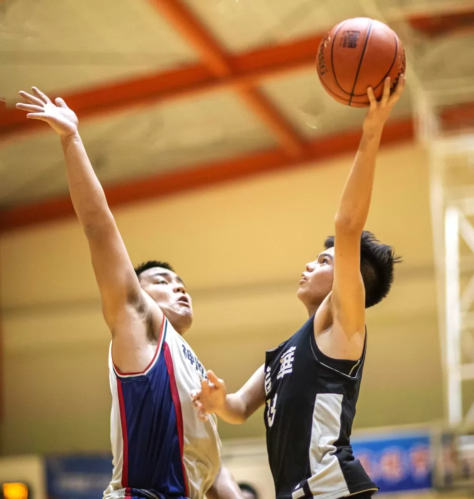 台中神岡國三中鋒『小史魯齊』唐張聖封阻對手切入上籃。