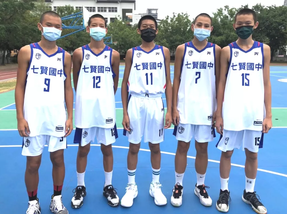 七賢「6根竹竿」的5根趙宇謙（左起、185公分）、林秉毅（186）、 葉宸瑄（185）、林祐丞（188）、黃灝元（189）。大會提供。下同。