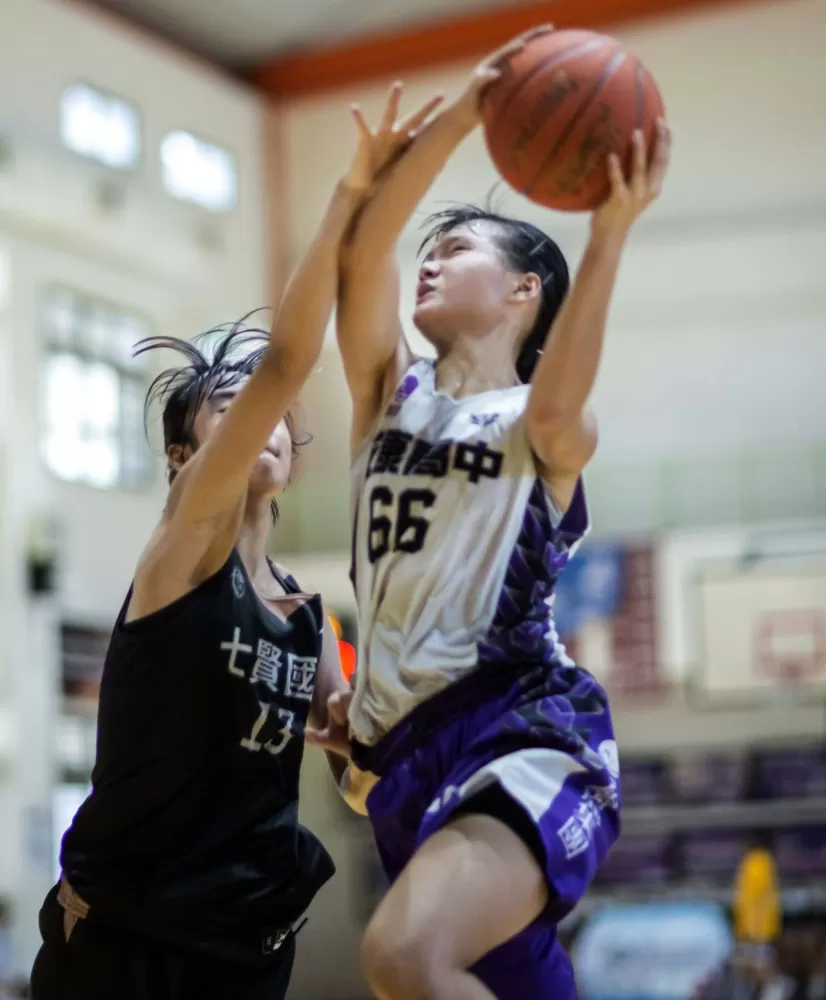 180左右開弓潛力股尖鋒對決,安康蘇穎(右)突破切入、七賢林芊妤出手封阻。大會提供。下同。