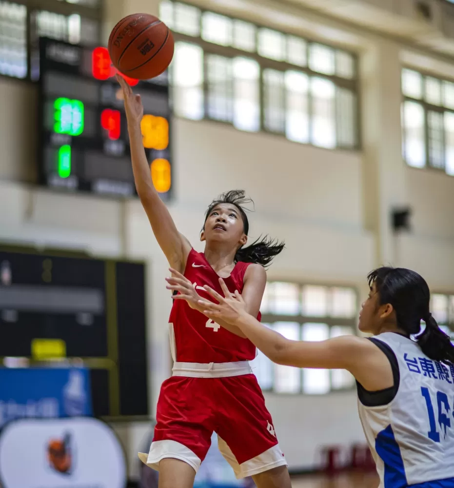 高市仁武郭倢瑜突破台東新生防線切入上籃。