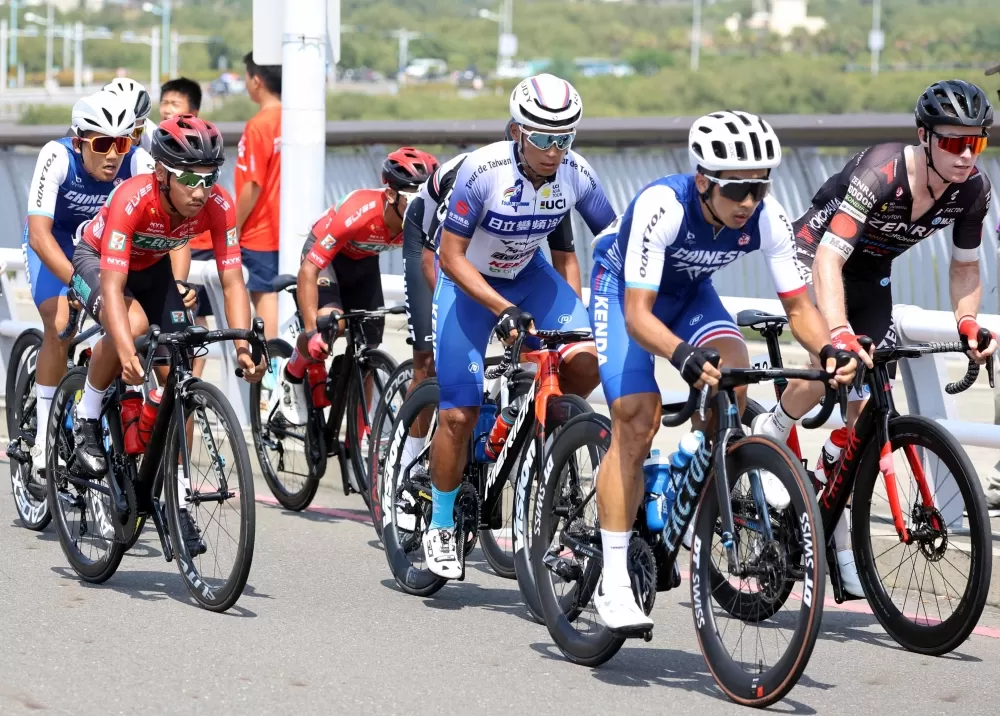 成功助馮阿凱(右三)連霸環台衫藍衫,盧紹軒(右二)已無憾。林嘉欣/攝影。