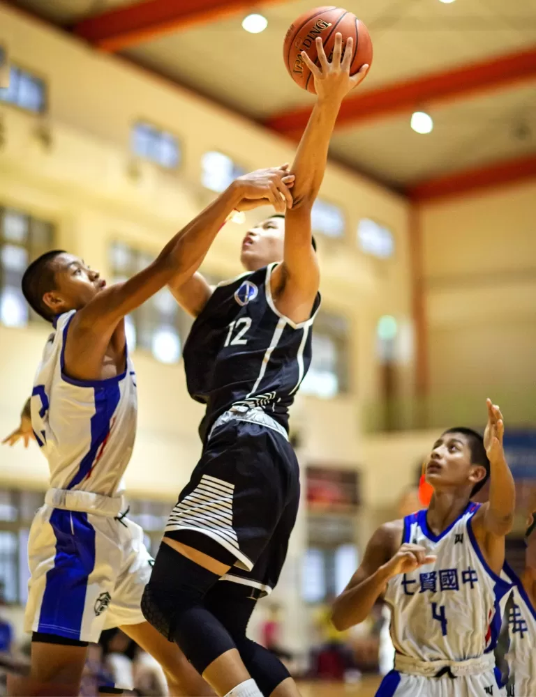 一本NBA柯比的「曼巴精神」,永和「一哥」陳青松切入左手挑籃。大會提供。下同。