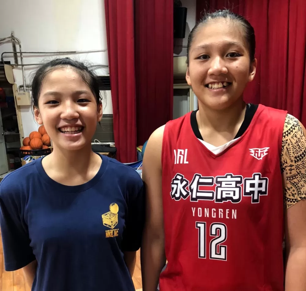 永仁「巴楠之花」高一主戰前鋒陳薇涵（右）與初來乍到的國一菜鳥妹妹陳詩芸。