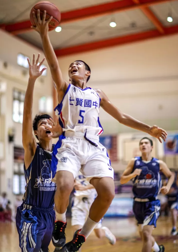 七賢郭承信突破破上籃。