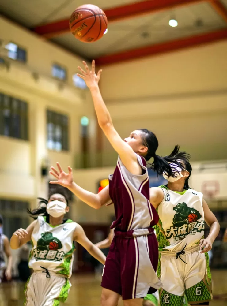 懷生底線橫移切入挑籃。