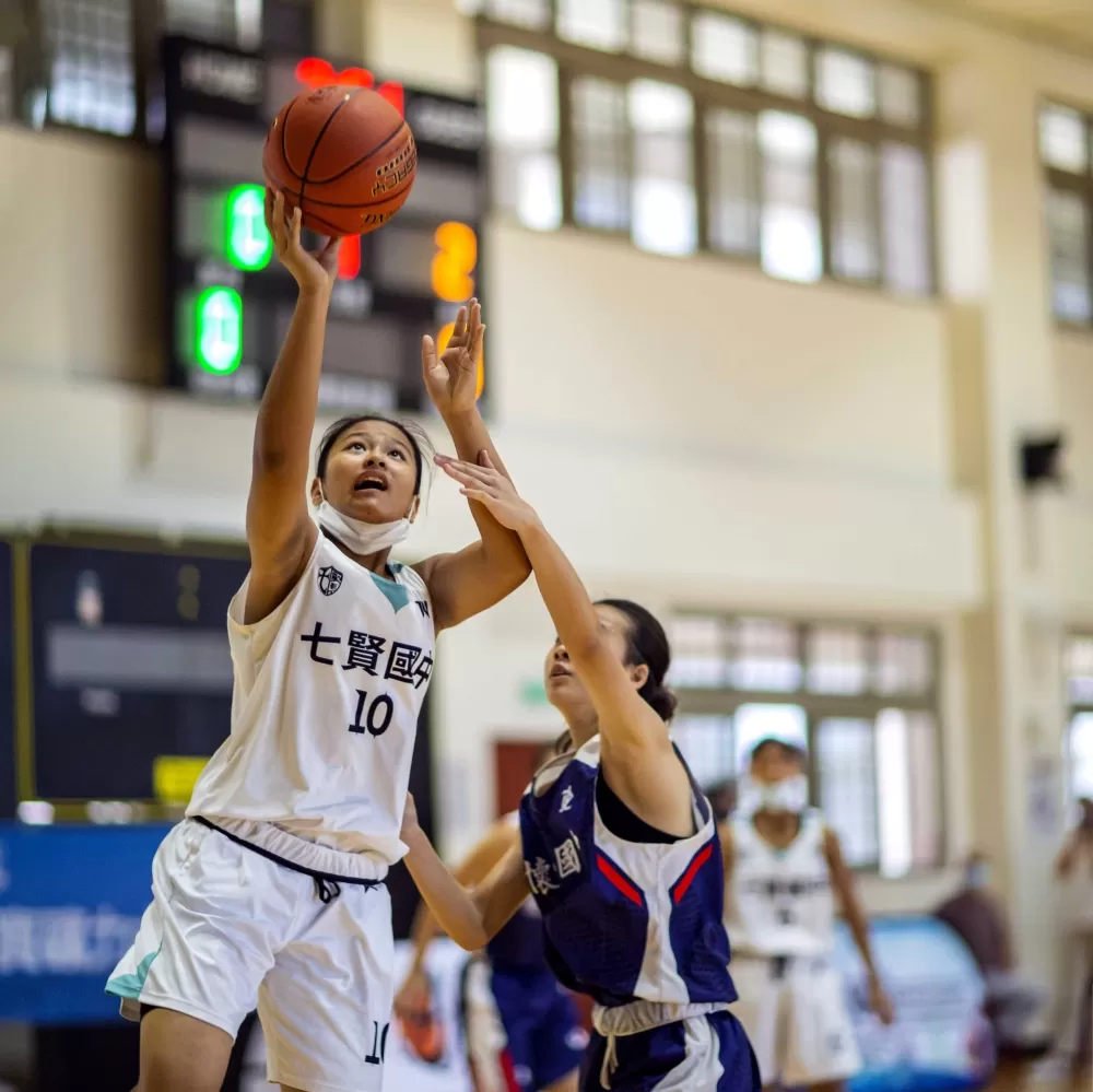 七賢陳以恩籃下強攻 。