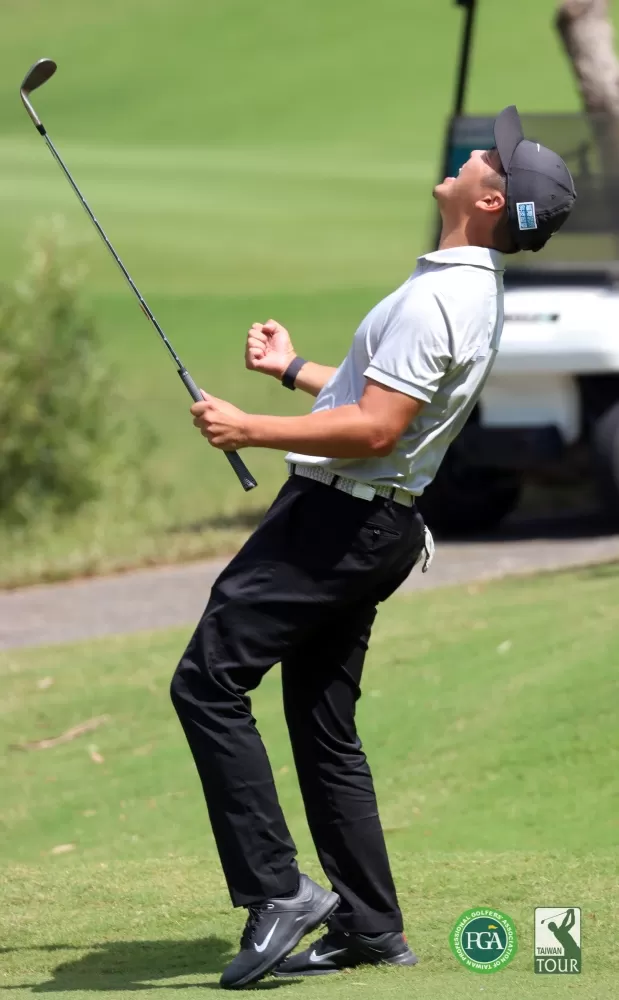 何佑誠在第11洞直接切桿進洞後振臂。