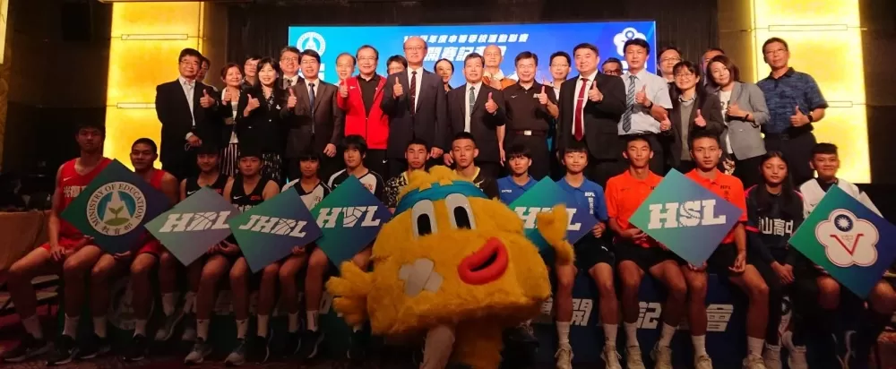 教育部常次兼體育署代理署長林騰蛟為111學年度參賽學校代表勉勵與合影。體育署提供。