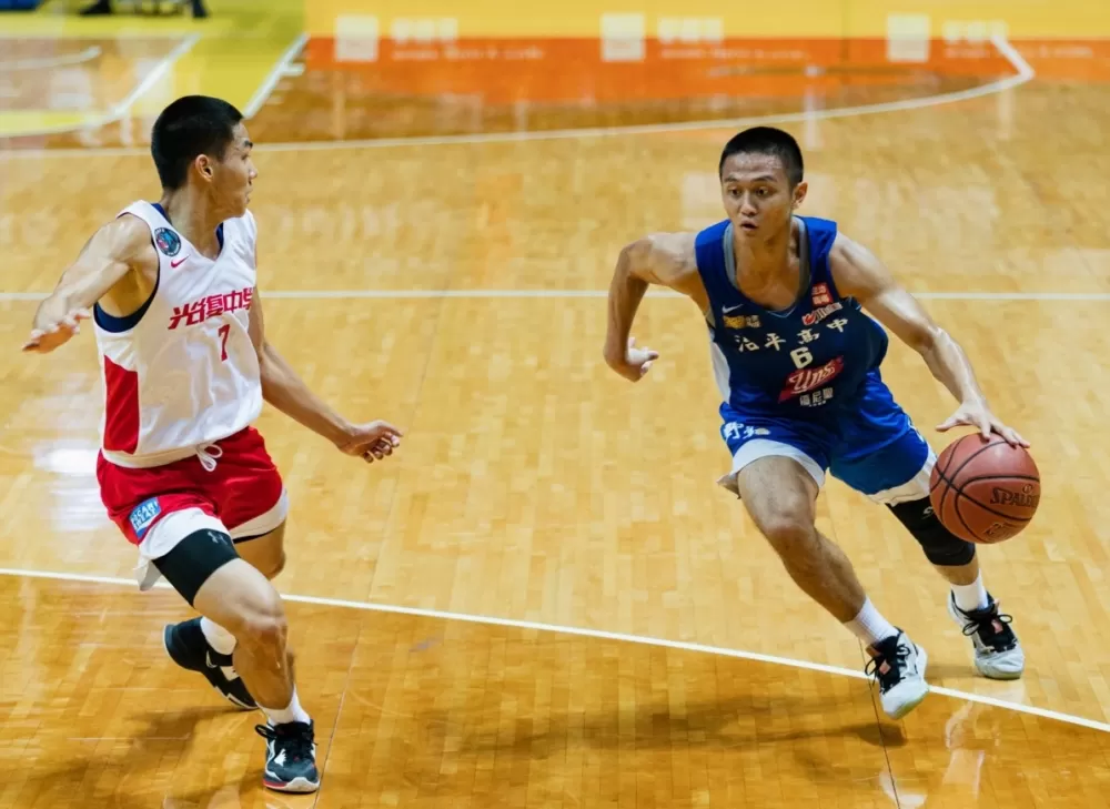 光復王威翔（左）防守認真。大會提供及取材FIBA。下同。