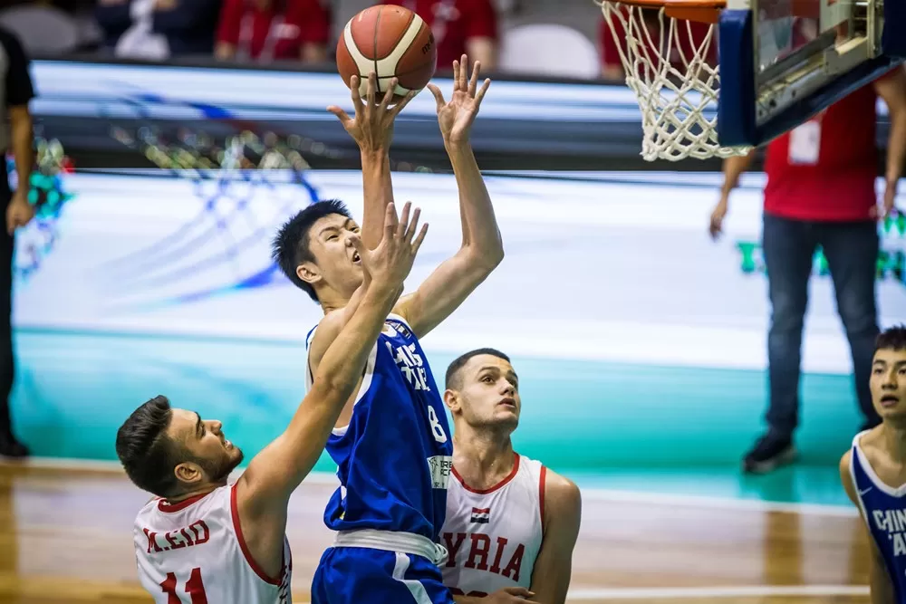 U18亞青賽鄭名斈籃下強攻。
