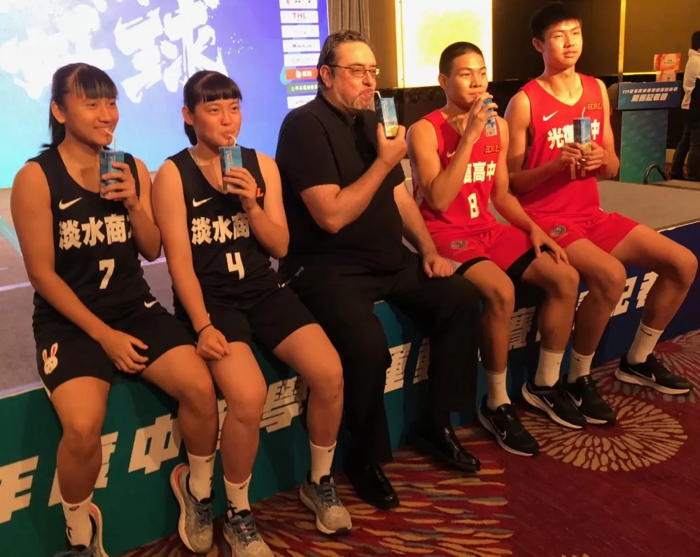 淡商李恩芯（左）、郭雅玉（左二）、光復王威翔（右二）、鄭名斈（右）參加HBL記者會。