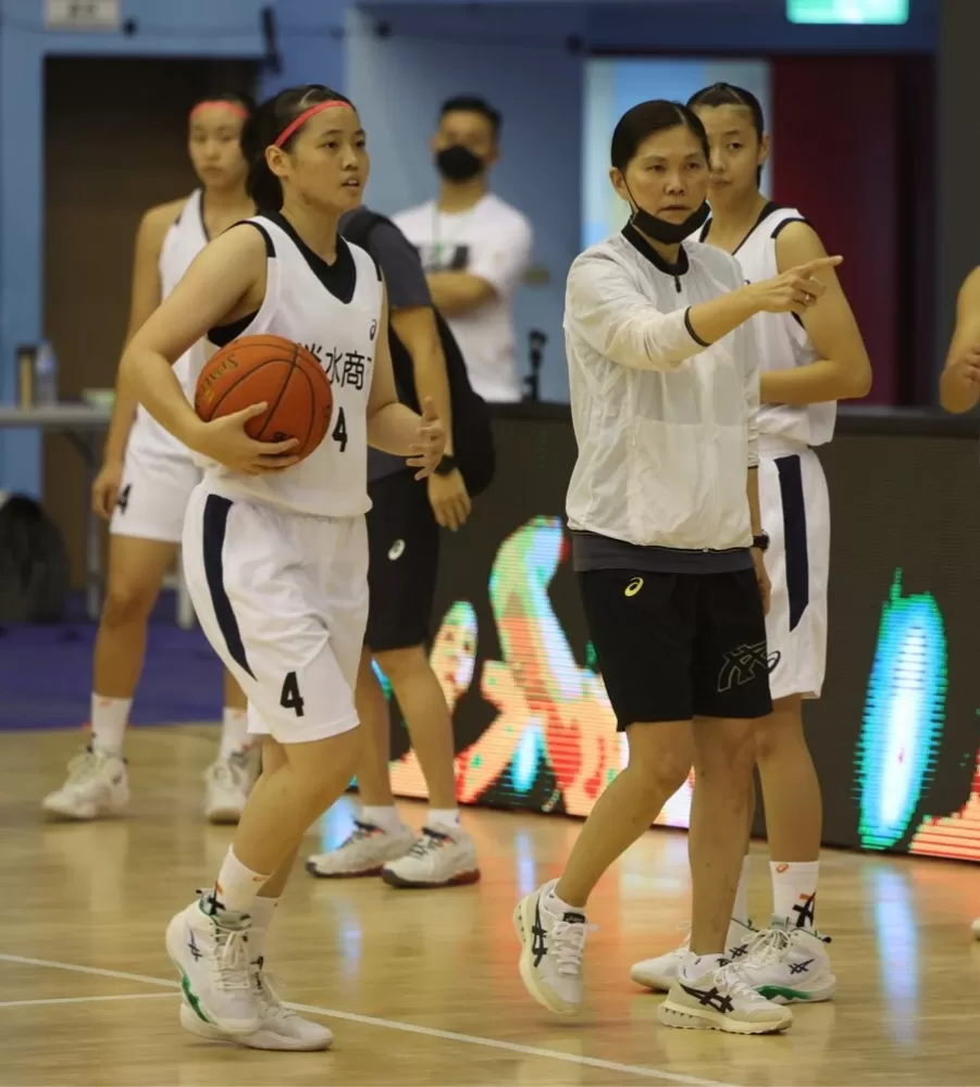 淡商代理隊長郭雅玉（左）備受總教練陳美莉（右）的肯定。