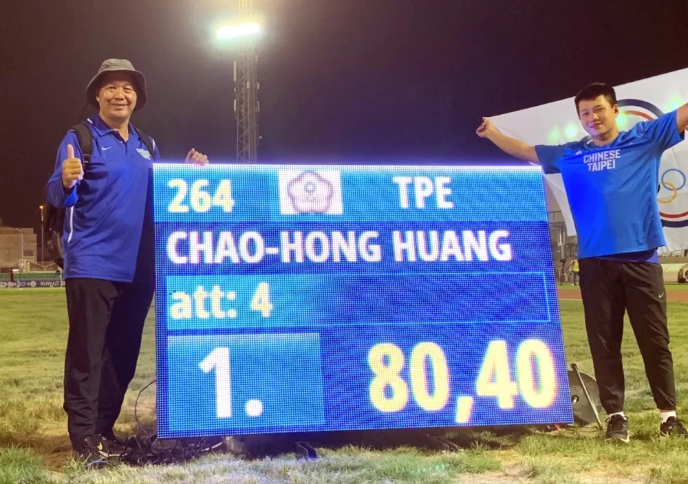 黃潮鴻奪金後和中華隊教練呂景義合影。呂景義教練提供。