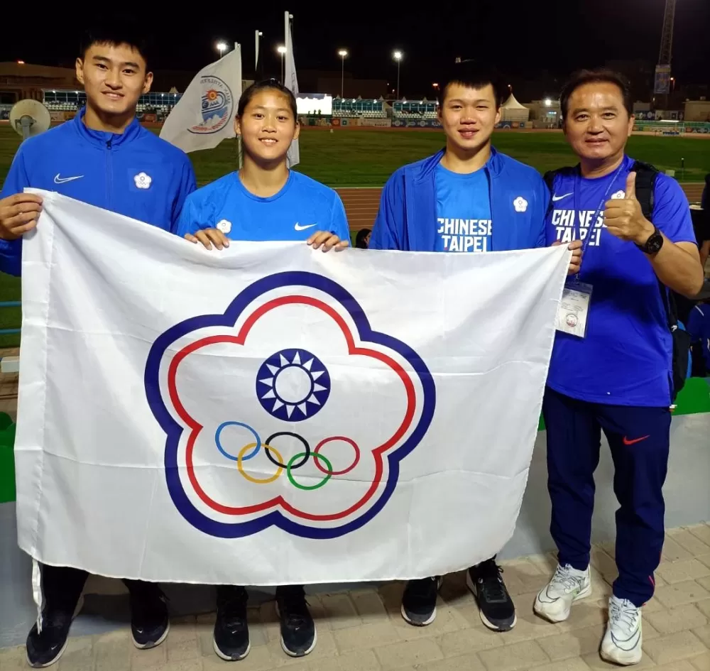 中華隊謝元愷（左起）、江靜緣和黃潮鴻奪金後，和中華隊教練邱為榮合影。田徑協會提供。