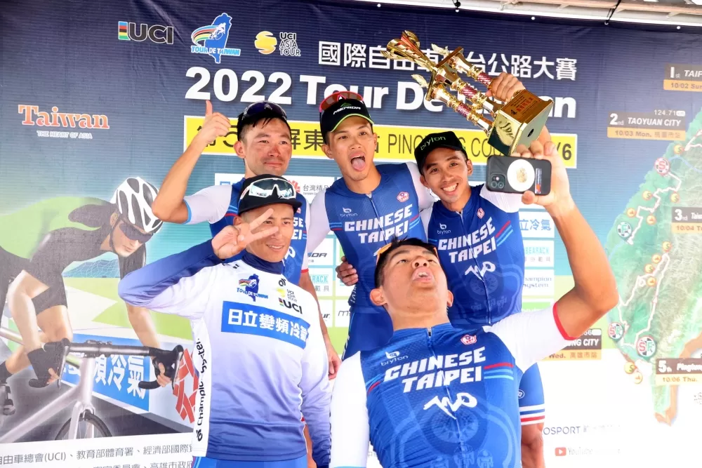 馮俊凱率中華隊拿下環台賽史上第一座團隊冠軍盃。林嘉欣／攝影。