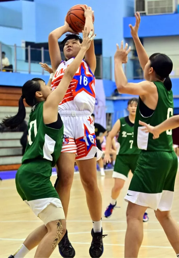 普門176公分第一長人李郁慈禁區跳投。