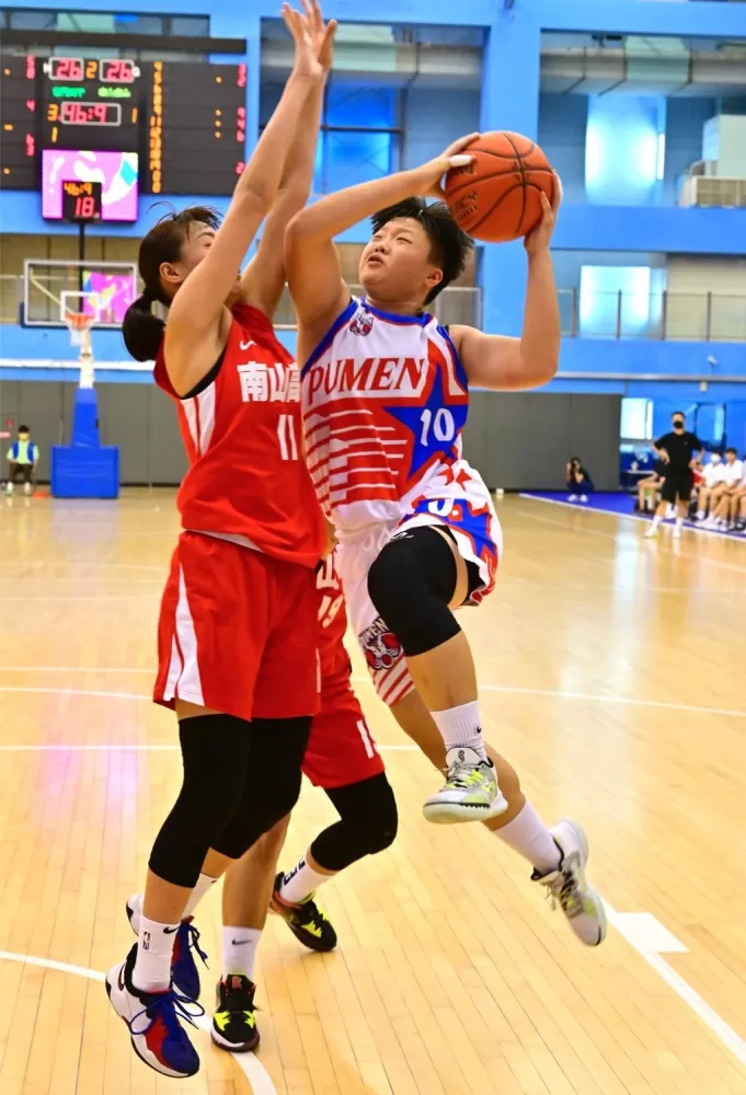 普門禁區悍將林湘凌切入強勢上籃。