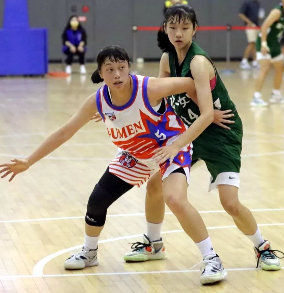 普門隊長邱子芸（左）矢志率隊友重返四強。