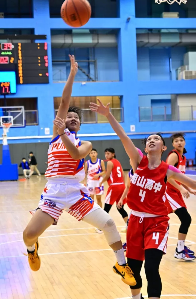 普門高三後衛丁羽突破拋投。