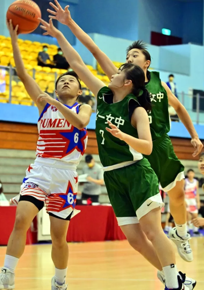 普門三分射手陳妤瑩切入挑籃。