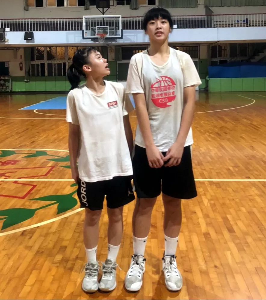 155的古寶瑩抬頭仰望：「妳怎麼那麼高？」薛青霞冷回：「我180 啊！」 